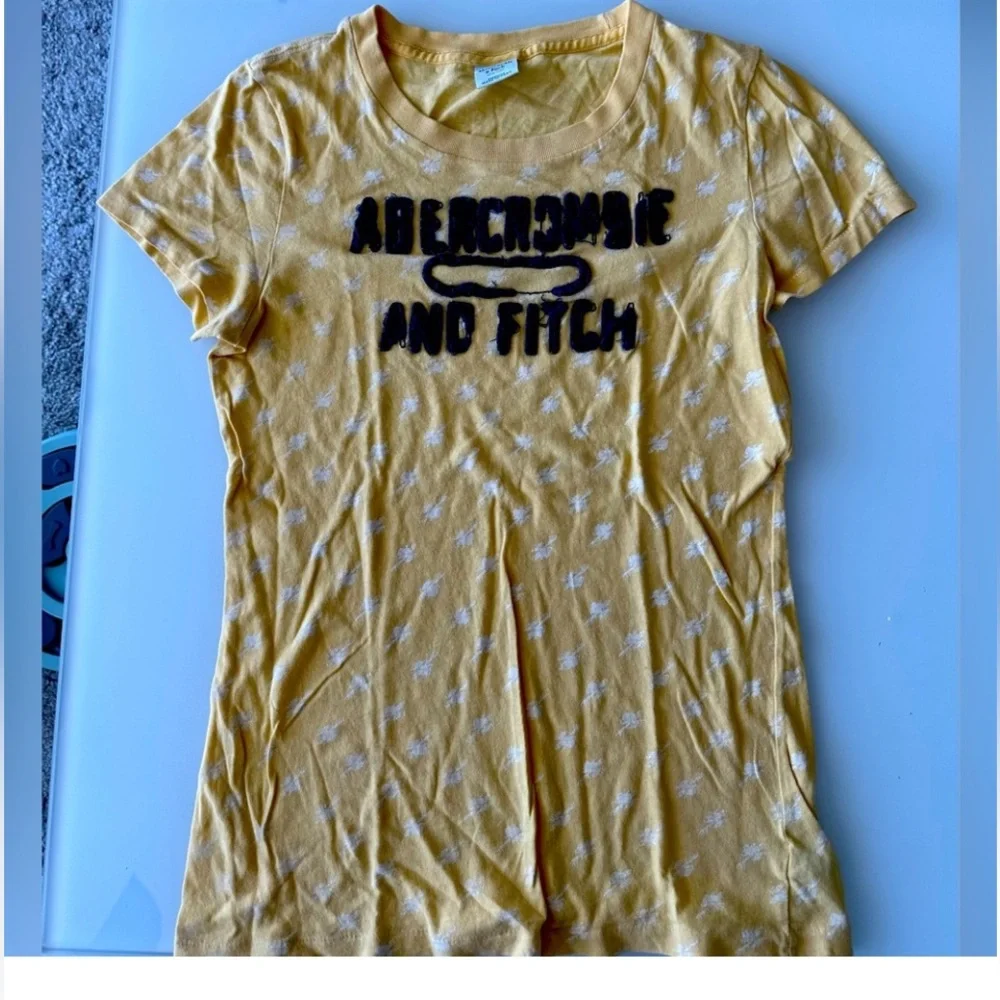 2 T-shirt’s Abercrombie & Fitch Kids Navy and Mustard Tees